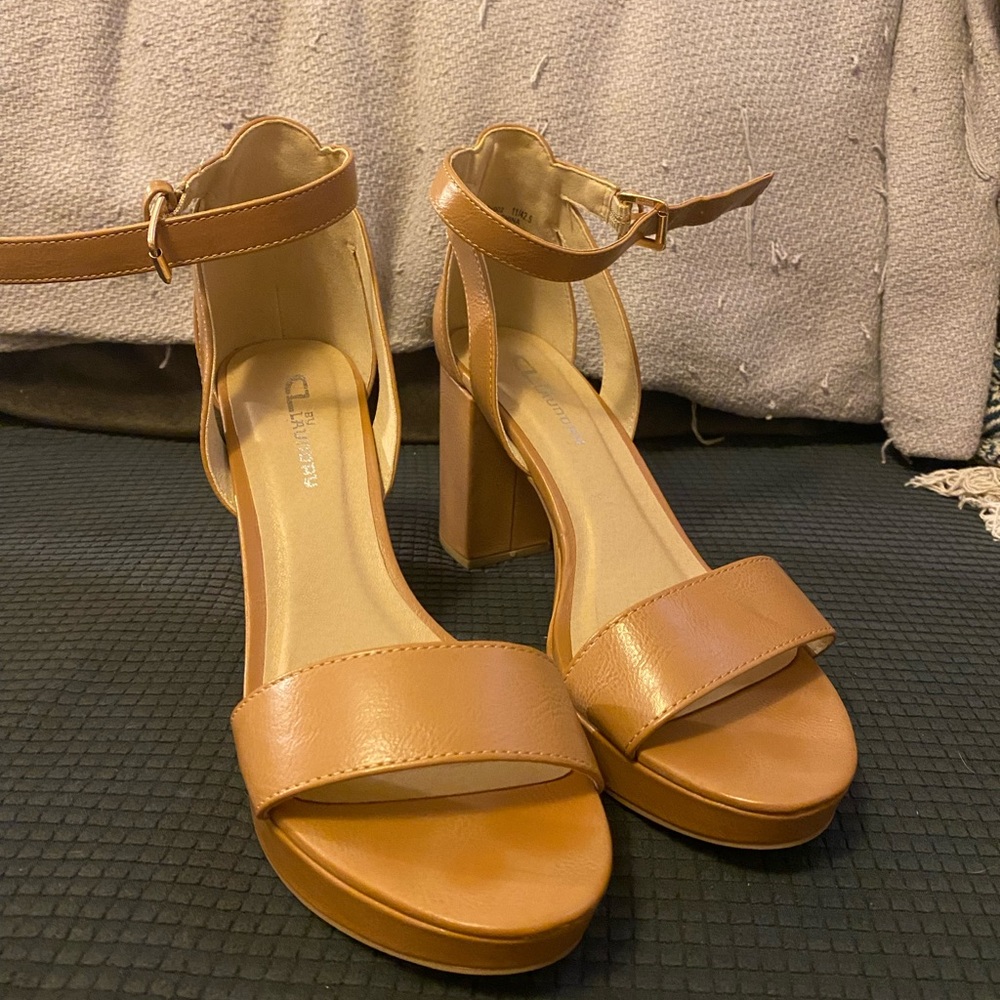 CL BY LAUNDRY Tan Heels Elegant Design